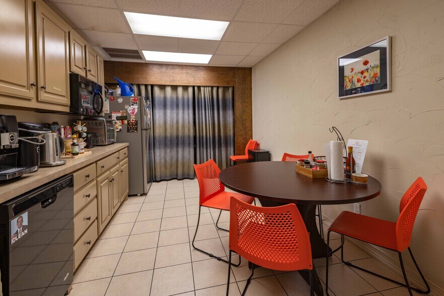 More Photos Of 3010 W Park Row Dr, Pantego Office For Sale