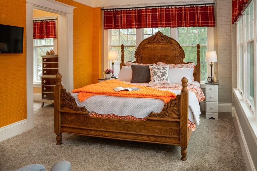 More Photos Of 506 S Oakland St, Saint Johns Hospitality For Sale