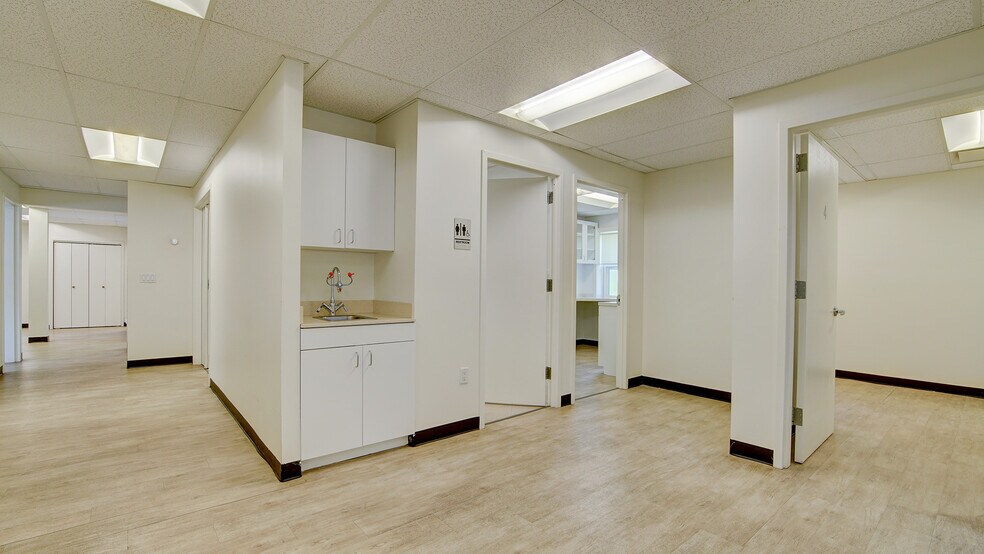 More Photos Of 2 Kings Hwy, Middletown Medical For Lease