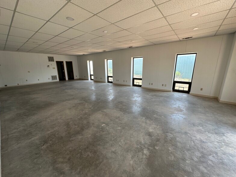 More Photos Of 1810 Lee Ave, Odessa Warehouse For Lease