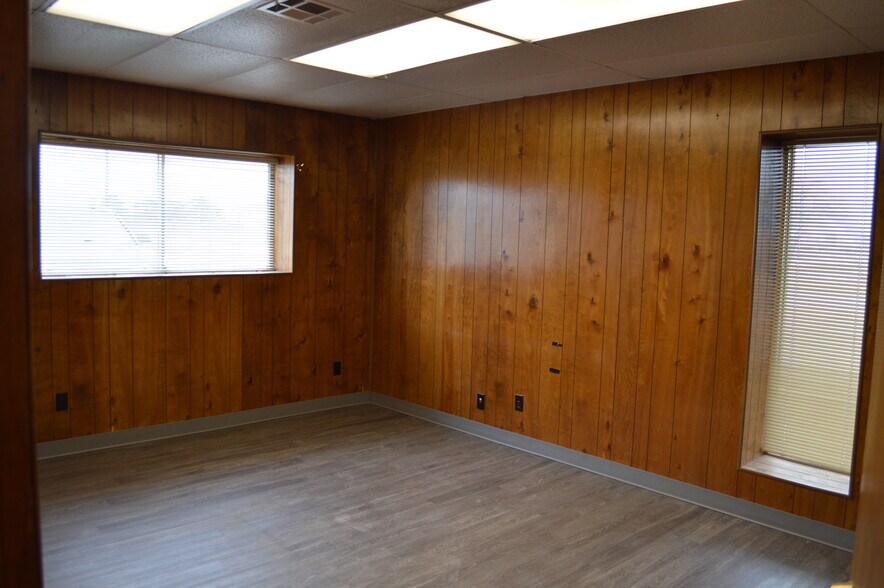 More Photos Of 1709 Enterprise Blvd, Pauls Valley Warehouse For Sale