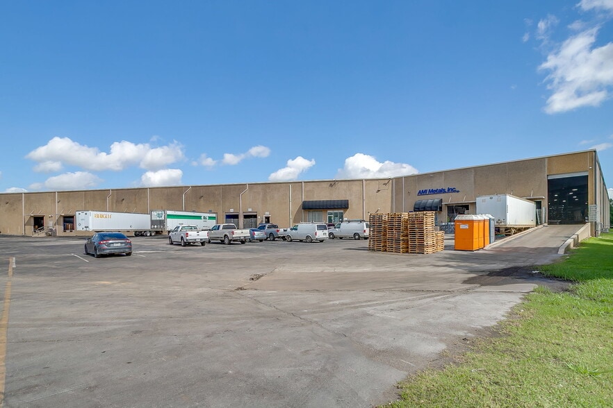 More Photos Of 580-586 N Beach St, Fort Worth Distribution For Lease