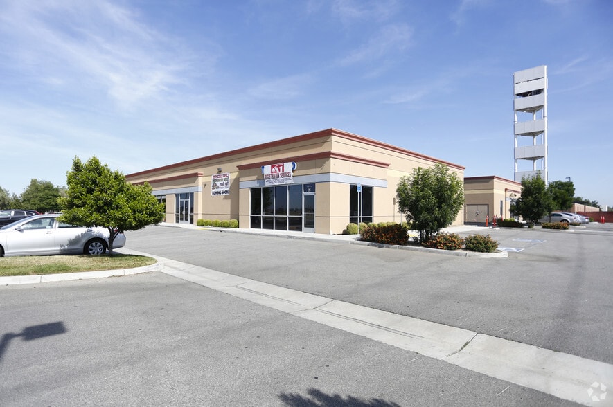 More Photos Of 8500 Harris Rd, Bakersfield Showroom For Lease