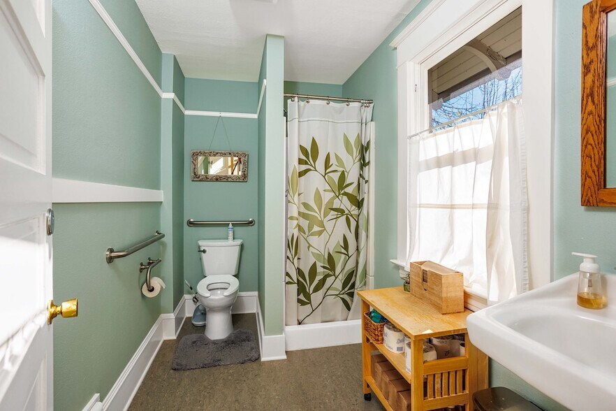 More Photos Of 510 NE Dekum St, Portland Office For Sale