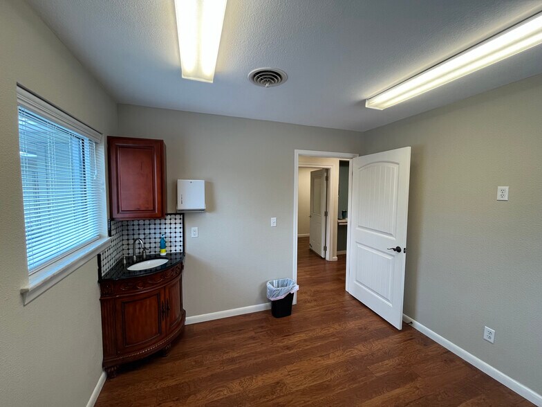 More Photos Of 1260 River Acres Dr, New Braunfels Medical For Lease