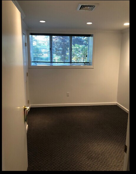 More Photos Of 23 Benedict Pl, Greenwich General Retail For Lease