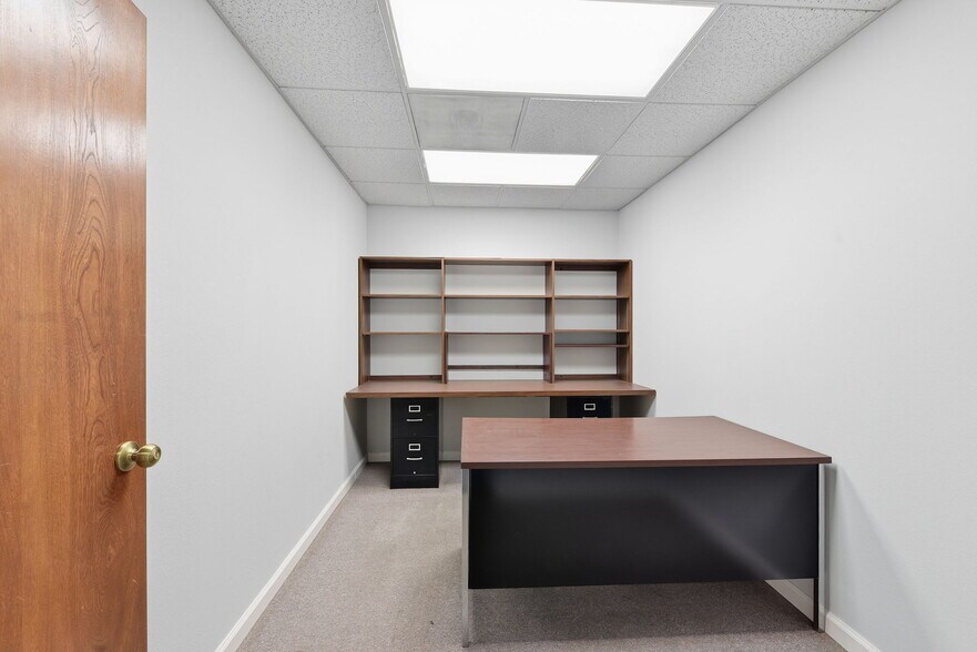 More Photos Of 10940 Stancliff Rd, Houston Office For Lease
