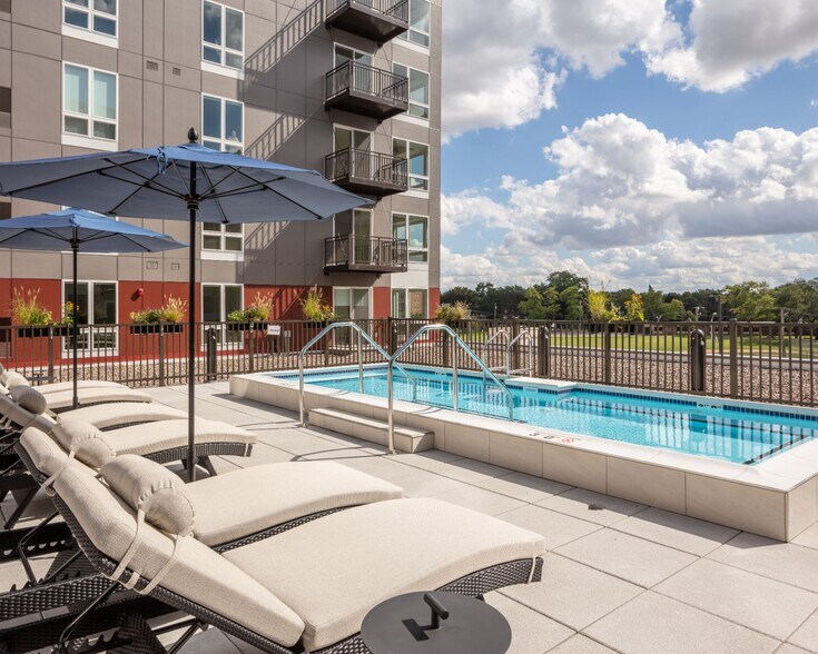 More Photos Of 1555 Ellinwood Ave, Des Plaines Apartments For Lease