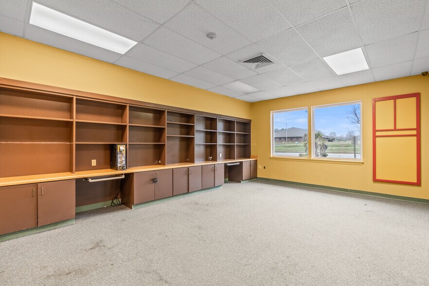 More Photos Of 512 Professional Park Rd, Clinton Medical For Sale