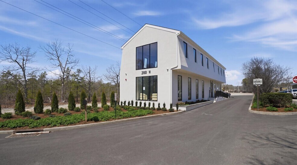 Primary Photo Of 200 W Montauk Hwy, Hampton Bays Freestanding For Lease