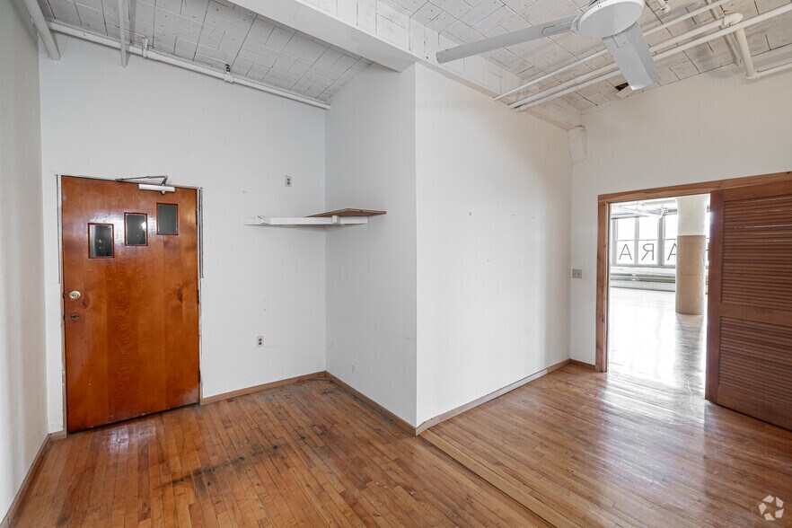 More Photos Of 221 Pine St, Florence Warehouse For Lease