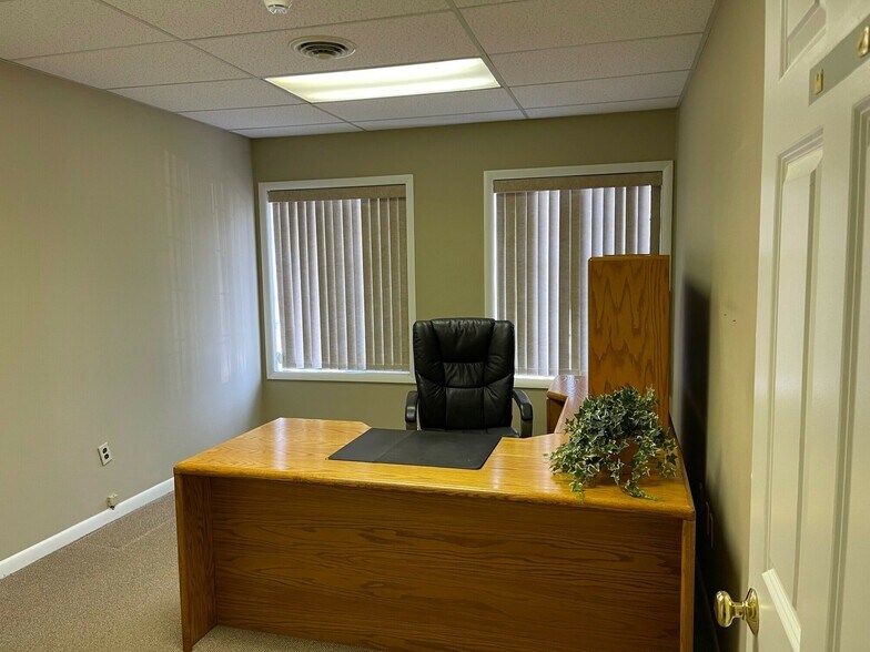 More Photos Of 304 Federal Rd, Brookfield Office For Sale
