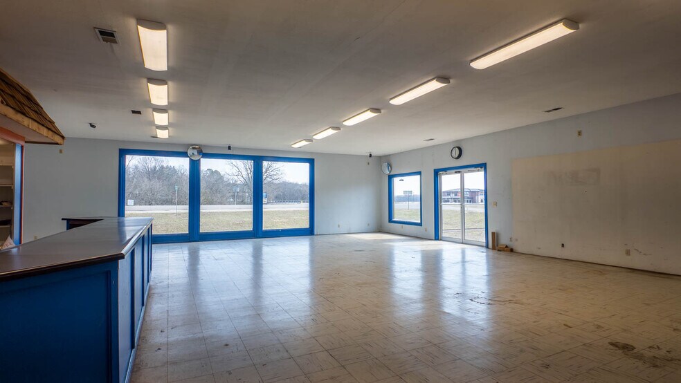 More Photos Of 105 E Couch St, Alton General Retail For Sale