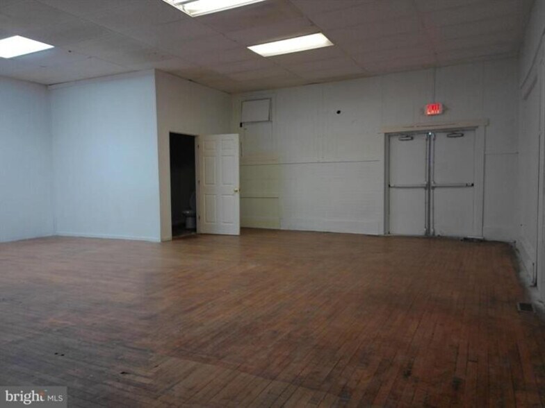 More Photos Of 2 W Market St, Gratz Storefront Retail Residential For Lease