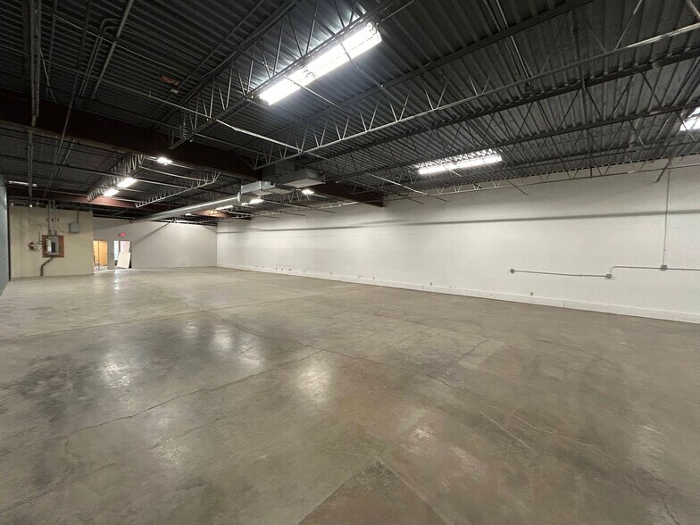 More Photos Of 11501-11555 K Tel Dr, Minnetonka Showroom For Lease