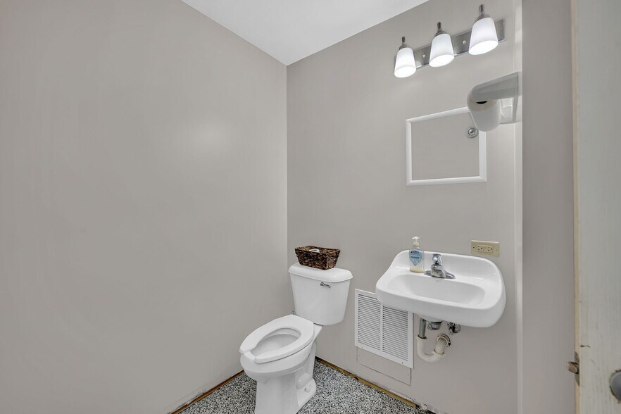 More Photos Of 441 E Stevenson Rd, Ottawa Restaurant For Sale