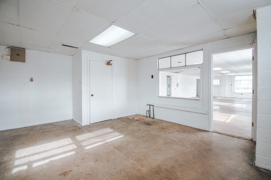 More Photos Of 305 N Laurent St, Victoria Flex For Lease