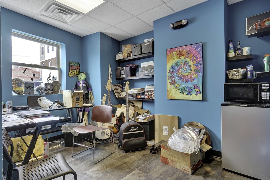 More Photos Of 1 W Main St, Somerville Freestanding For Lease