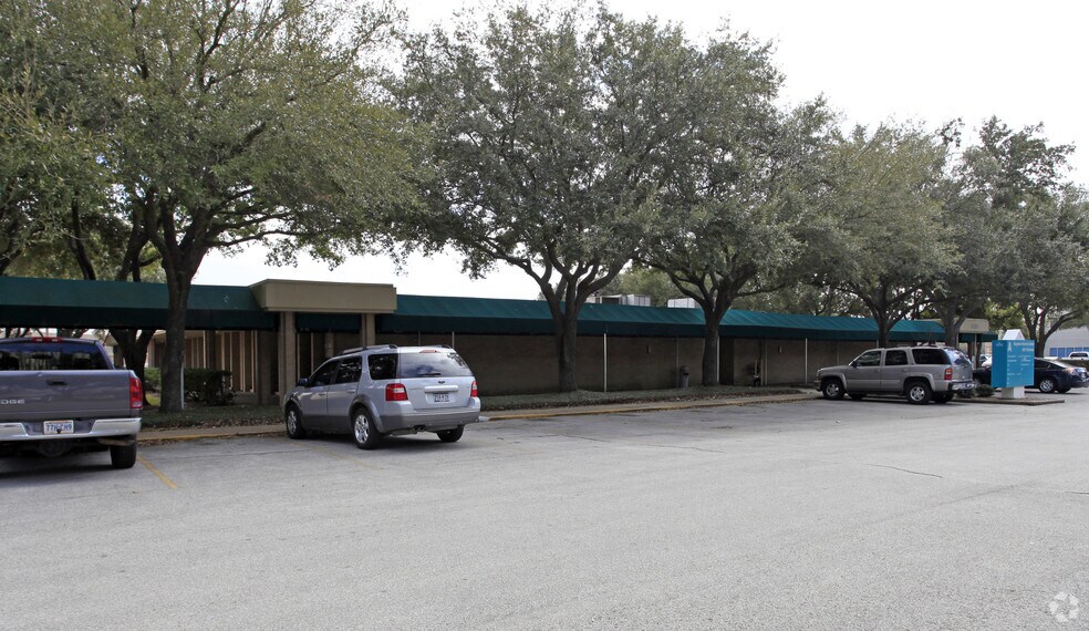 More Photos Of 3351 Plainview St, Pasadena Medical For Lease