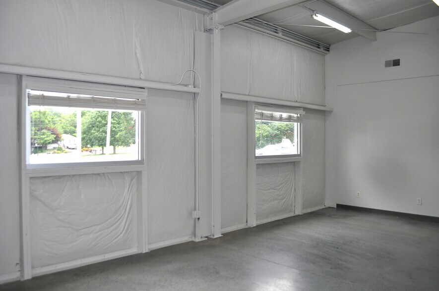 More Photos Of 2333 W Emory Rd, Powell Industrial For Sale