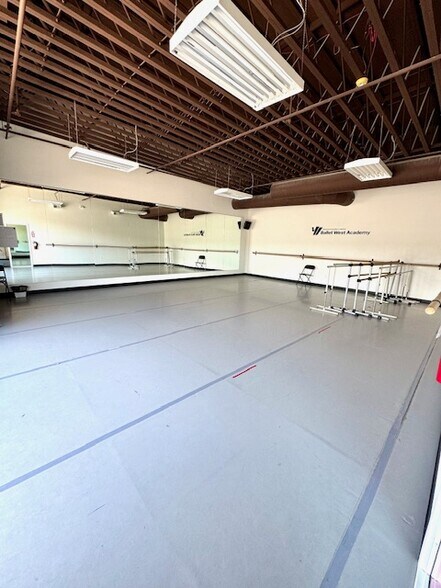 More Photos Of 2758 Rasmussen Rd, Park City General Retail For Lease