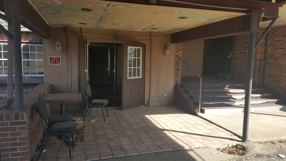 More Photos Of 1 Carrollton Blvd, Mount Carroll Hotel For Sale