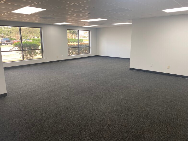 More Photos Of 10450 Corporate Dr, Sugar Land Manufacturing For Sale