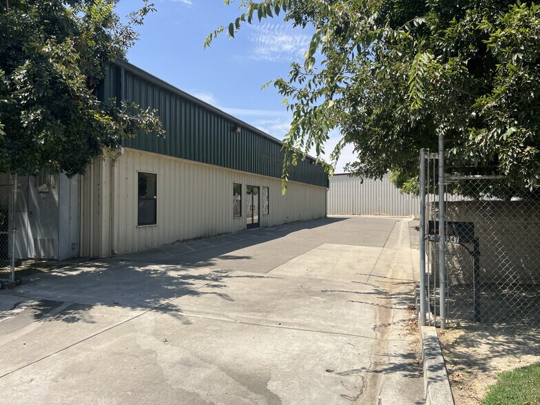 More Photos Of 1347 N Century Ave, Visalia Showroom For Lease