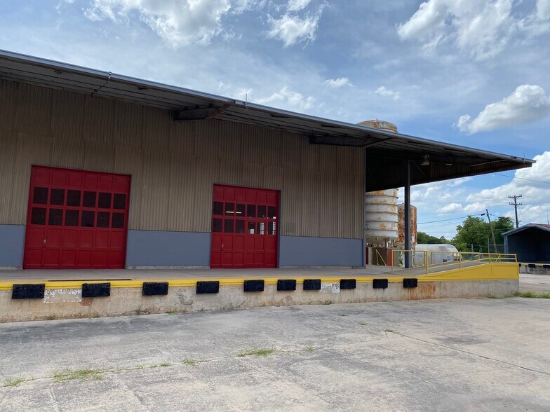 More Photos Of 1547 W Poplar St, San Antonio Warehouse For Sale
