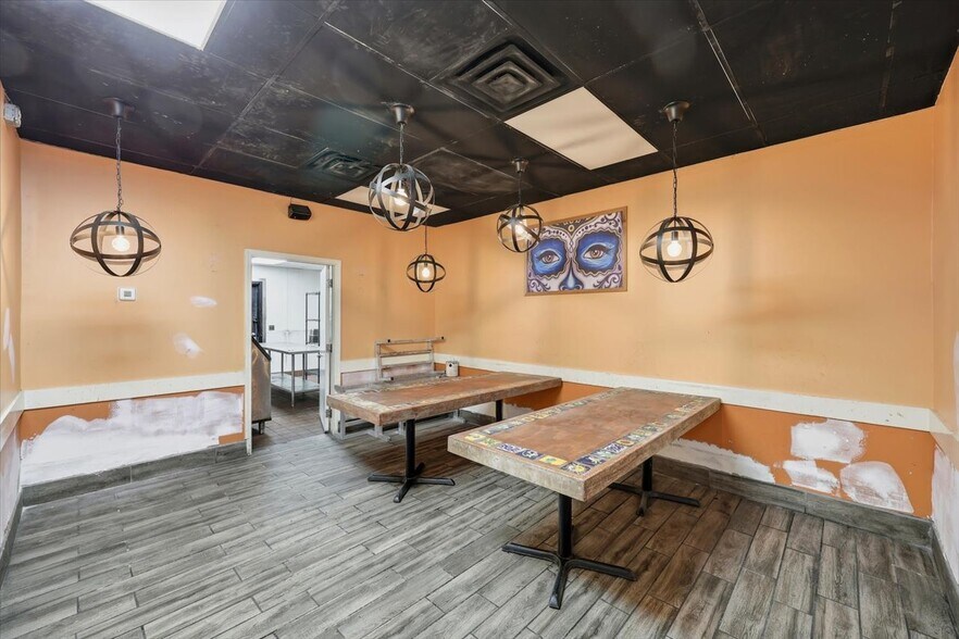 More Photos Of 127 S Pearson Rd, Jackson Fast Food For Lease