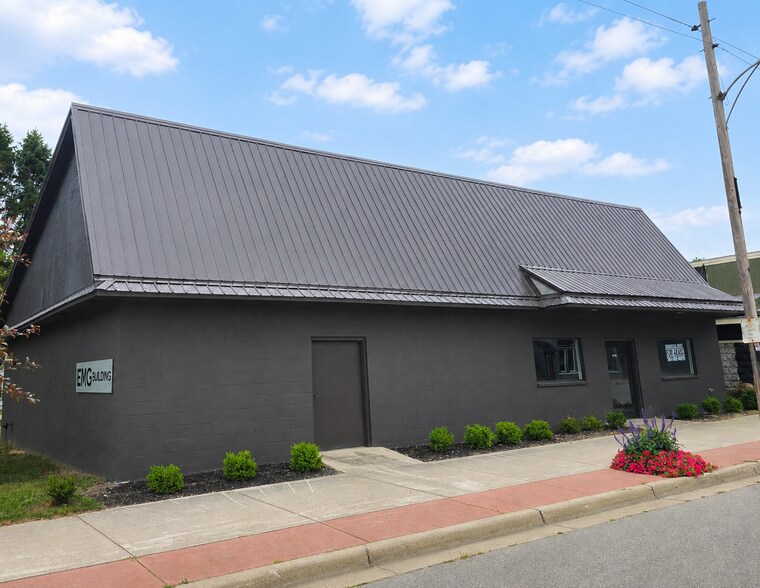 More Photos Of 14821 Thompson Ave, Thompsonville Freestanding For Sale