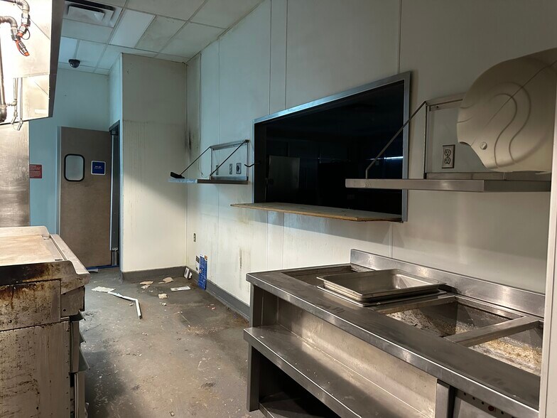 More Photos Of 1041 14 Av, Wainwright General Retail For Lease