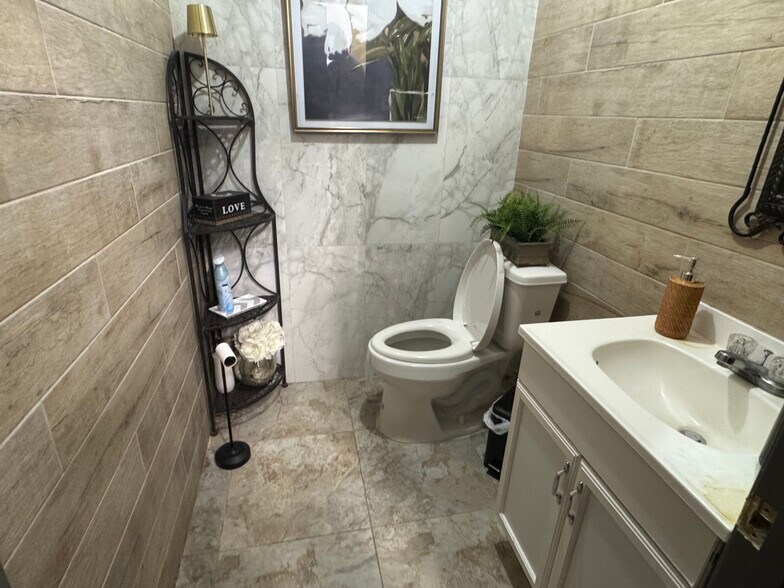 More Photos Of 100 E 32nd St, Bryan Freestanding For Sale