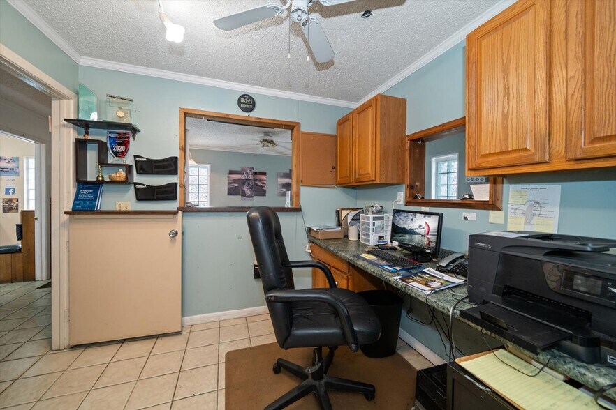 More Photos Of 1631 W Bay Dr, Largo Veterinarian Kennel For Sale