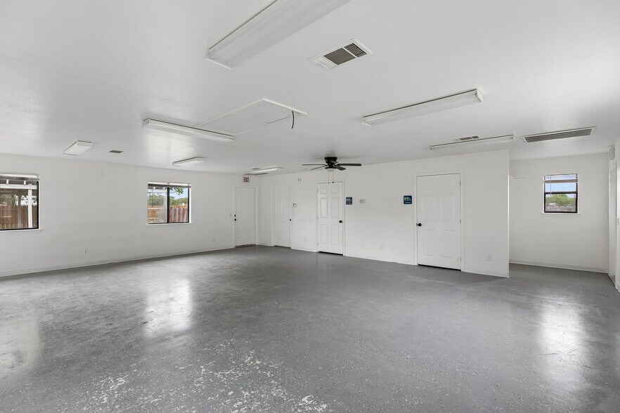 More Photos Of 1020 Guadalupe St, Lockhart Office For Sale