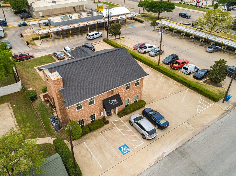 More Photos Of 110 S Barton Ave, Grapevine Freestanding For Sale