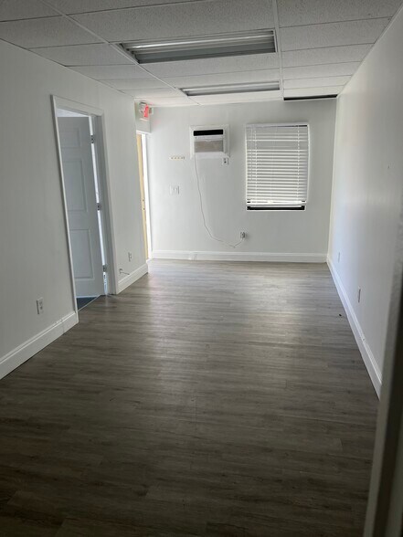 More Photos Of 1922 NE 149th St, North Miami Office For Lease