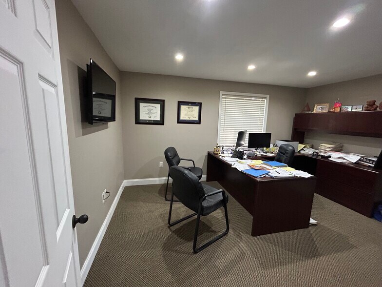 More Photos Of 223 Lithia Pinecrest Rd, Brandon Office For Sale