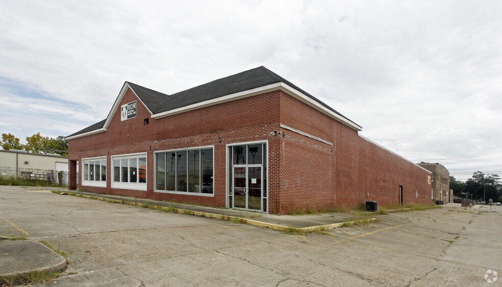More Photos Of 317 S Cate St, Hammond Showroom For Sale