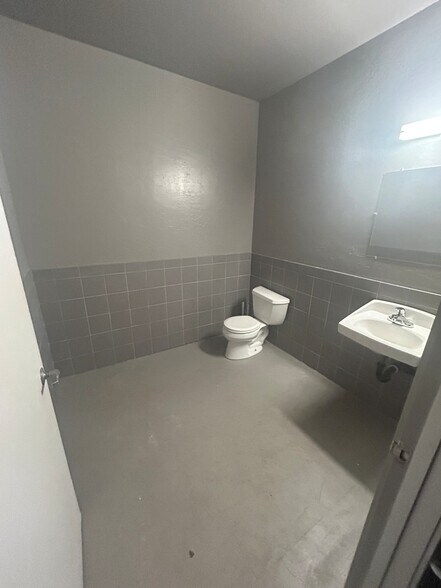 More Photos Of 1130 Industrial Ave, Petaluma Light Manufacturing For Sale