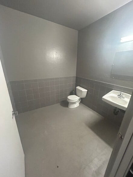 More Photos Of 1130 Industrial Ave, Petaluma Light Manufacturing For Sale