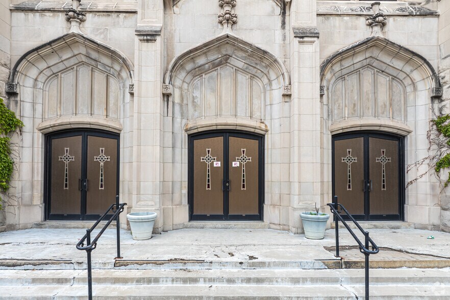 More Photos Of 1000 47th St, Chicago Religious Facility For Sale