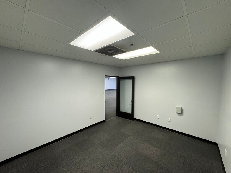 More Photos Of 11800 Industriplex Blvd, Baton Rouge Distribution For Sale