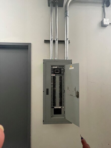 More Photos Of 505 N 6th St, Chickasha Warehouse For Sale