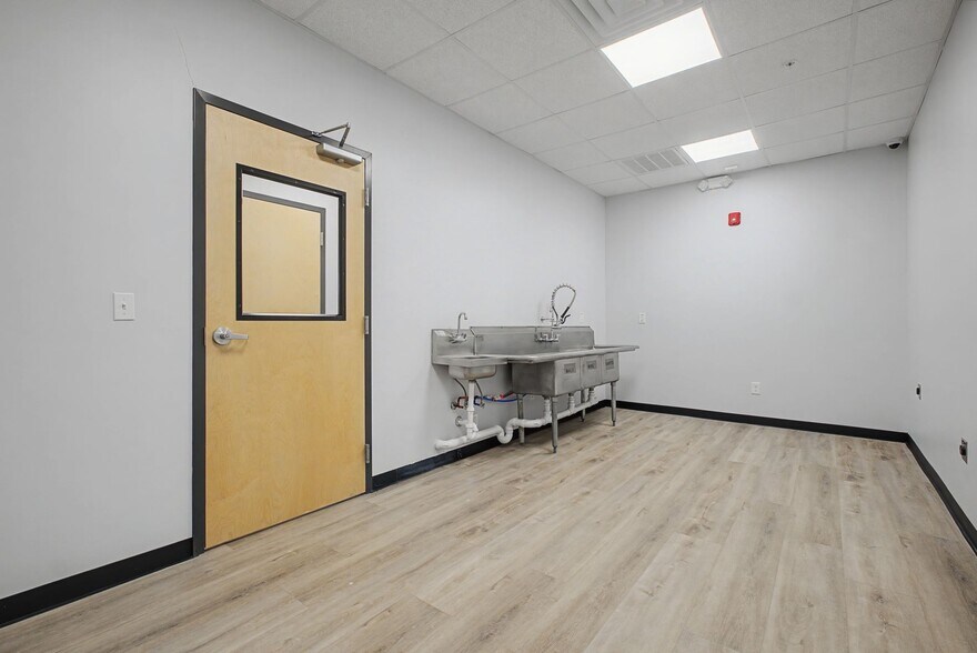 More Photos Of 207 Iris Dr, Hendersonville Daycare Center For Sale