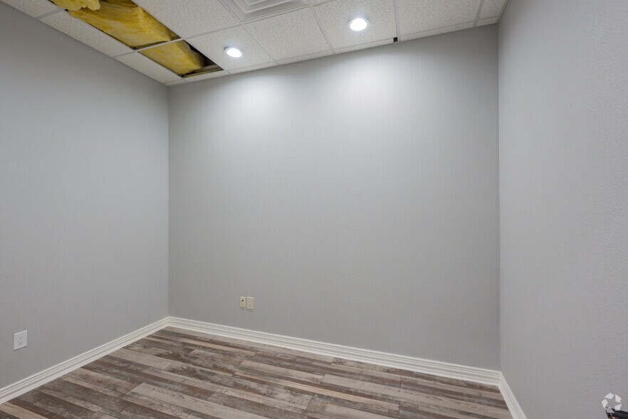 More Photos Of 2910 Edith Ln, Haltom City Light Manufacturing For Sale