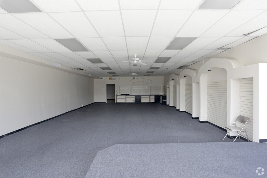 More Photos Of 4704-4722 W Touhy Ave, Lincolnwood Unknown For Lease