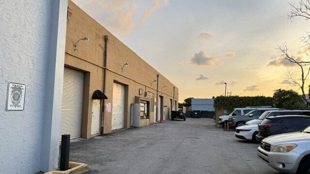 More Photos Of 1651 W 37th St, Hialeah Warehouse For Sale