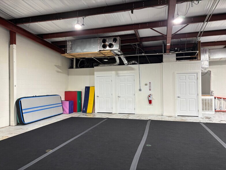 More Photos Of 1913 S Gordon St, Alvin Freestanding For Lease