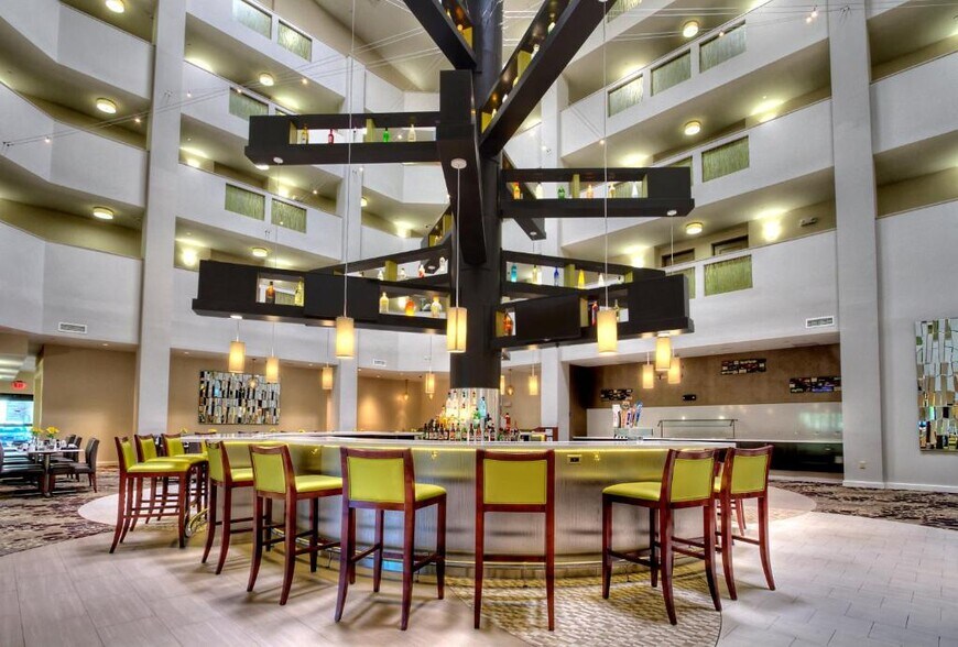 More Photos Of 923 N Gloster St, Tupelo Hotel For Sale
